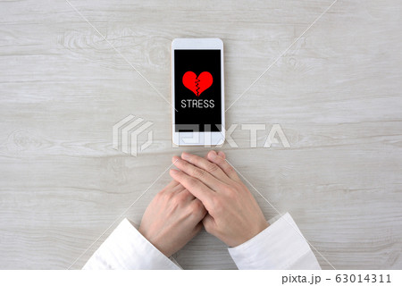 スマホに関する人間関係の悩み・ストレスイメージ スマホに関する人間関係の悩み・ストレスイメージ 63014311
