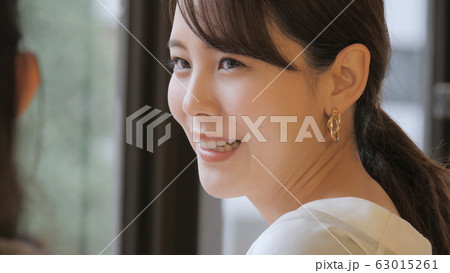 ビジネス 友達 女性 昼休み 休憩 話す ビジネス 友達 女性 昼休み 休憩 話す 63015261
