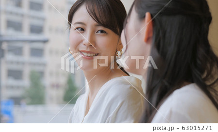 ビジネス 友達 女性 昼休み 休憩 話す ビジネス 友達 女性 昼休み 休憩 話す 63015271
