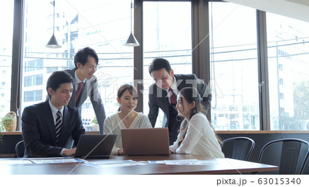 ビジネス　仕事　チームワーク　ミーティング　会議　開発 63015340