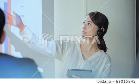ビジネス　仕事　女性　セミナー　プレゼンテーション　講演会 63015845