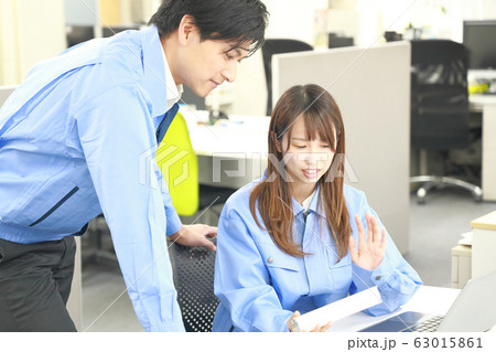 構造確認する設計士1 63015861