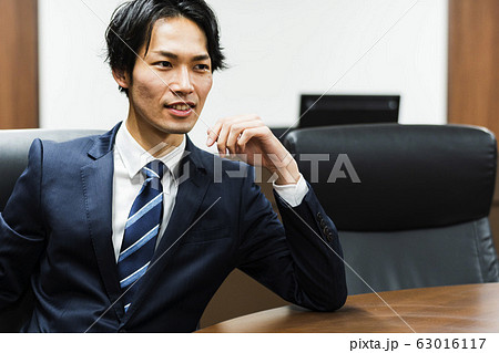 若いビジネスマン(会議室、スーツ、ミーティング 若いビジネスマン(会議室、スーツ、ミーティング 63016117