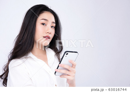 若い女性 美人 携帯電話 おしゃべり スマホ 通話 メールの写真素材