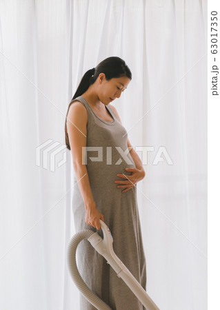 pregnant woman 63017350