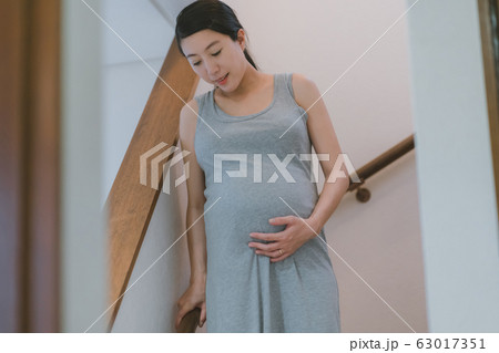 pregnant woman 63017351