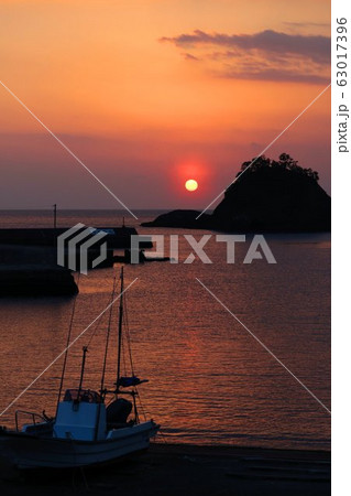 西伊豆の漁港の夕陽とシルエット 西伊豆の漁港の夕陽とシルエット 63017396
