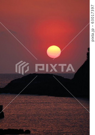 西伊豆の海の夕陽 西伊豆の海の夕陽 63017397