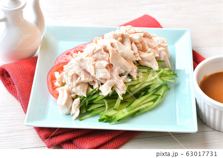 棒々鶏（棒棒鶏、バンバンジー）。鶏肉（ささみ、ささ身、ササミ）、キュウリ、トマトの中華料理。 63017731