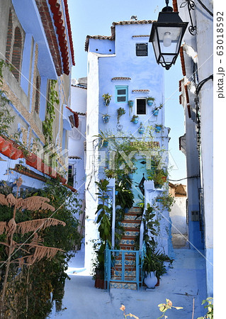 モロッコ 青い町 シャウエンの裏路地にて モロッコ 青い町 シャウエンの裏路地にて 63018592