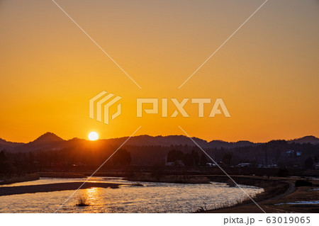 川と夕焼け空 グラデーションの写真素材