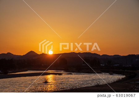 川と夕焼け空 グラデーションの写真素材