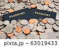 アメリカのパスポートとコイン 63019433