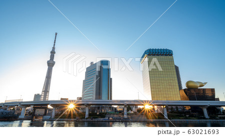 都市風景 隅田川テラスから望む 日の出と東京スカイツリー 都市風景 隅田川テラスから望む 日の出と東京スカイツリー 63021693