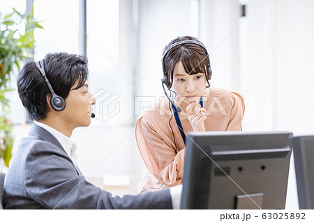 ビジネスシーン　ヘッドセット 63025892