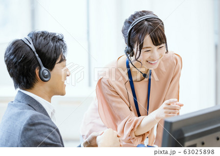 ビジネスシーン　ヘッドセット 63025898