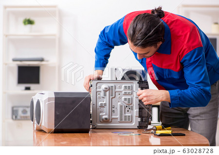 Young engineer repairing musical hi-fi system 63028728