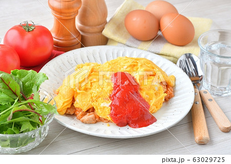 ふわとろオムライス(ケチャップライス、卵)イメージ。 ふわとろオムライス(ケチャップライス、卵)イメージ。 63029725