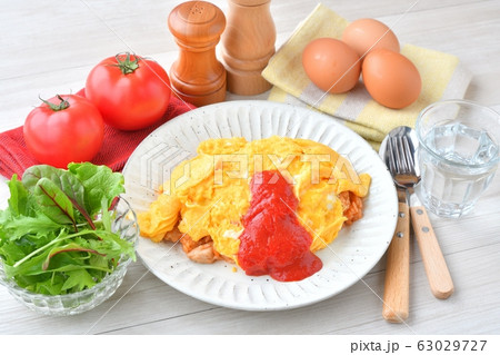 ふわとろオムライス(ケチャップライス、卵)イメージ。 ふわとろオムライス(ケチャップライス、卵)イメージ。 63029727