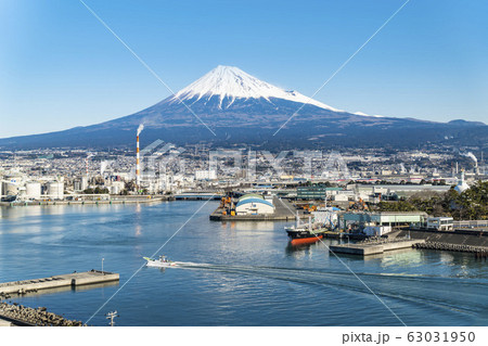冬の快晴の日、静岡県の田子の浦港から富士市の工業地帯と富士山の眺め。 冬の快晴の日、静岡県の田子の浦港から富士市の工業地帯と富士山の眺め。 63031950
