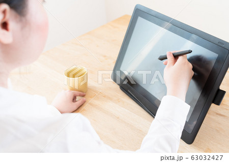 ペンタブ作業する若い女性 63032427