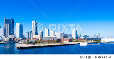 横浜　赤レンガ倉庫とみなとみらい　ワイド 63033418