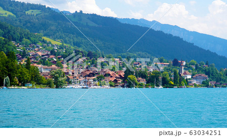 スイスの美しきトゥーン湖畔の町並み スイスの美しきトゥーン湖畔の町並み 63034251