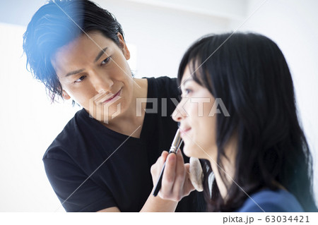 男性ヘアメイクさん 63034421
