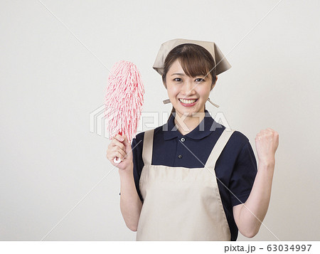 ハンディモップを持つハウスクリーニングの女性作業員 ハンディモップを持つハウスクリーニングの女性作業員 63034997