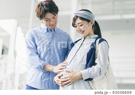 妊婦 夫婦 マタニティ の写真素材