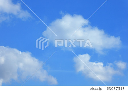 青空と白い雲　背景素材 63037513