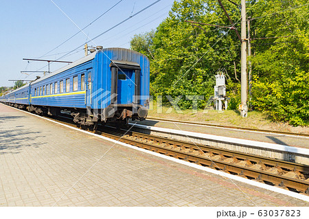 Old blue train is leaving the platfrom at the Old blue train is leaving the platfrom at the 63037823