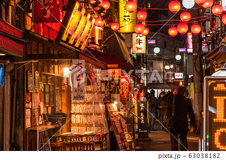 東京都》赤羽・飲み屋街の写真素材 [63038182] - PIXTA