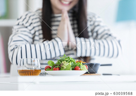 若い女性 笑顔 食べる おいしい 若い女性 笑顔 食べる おいしい 63039568