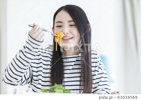 若い女性 笑顔 食べる おいしい 若い女性 笑顔 食べる おいしい 63039569