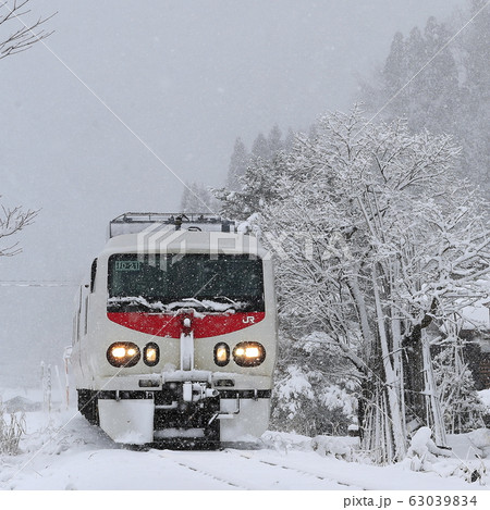雪景色の只見線を走るイーストアイＤ 63039834