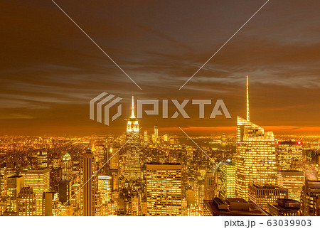 Night view of New York Manhattan during sunsetの写真素材 [63039903