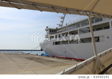 沖縄 伊是名 仲田港に停泊中のフェリーいぜな尚円 沖縄 伊是名 仲田港に停泊中のフェリーいぜな尚円 63040191