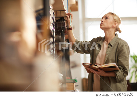 Artisan Looking For Materials Artisan Looking For Materials 63041920
