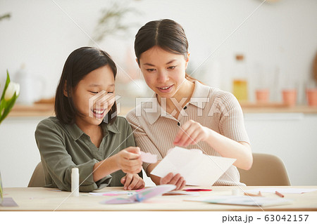 Asian Girls Creating Card Asian Girls Creating Card 63042157