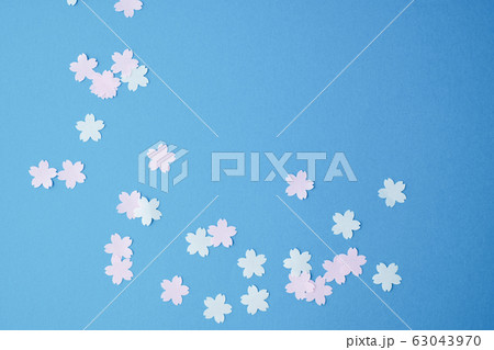 青バックの桜の花の形の切り抜き 63043970