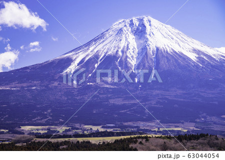 （静岡県）田貫湖展望台から望む、冬の富士山 63044054