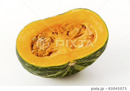 半分に切ったカボチャ 半分に切ったカボチャ 63045073