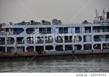 バングラデシュ　ダッカのショドル・ガット　ブリゴンガ川に停留中の中型船　レトロな船体と客船 63045553