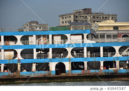 バングラデシュ　ダッカのショドル・ガット　ブリゴンガ川に停留中の中型船　レトロな船体と客船 63045587
