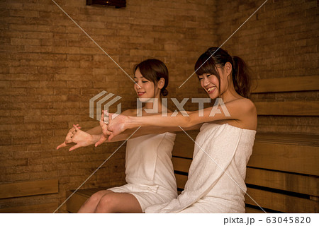 サウナでくつろぐ若い女性 63045820
