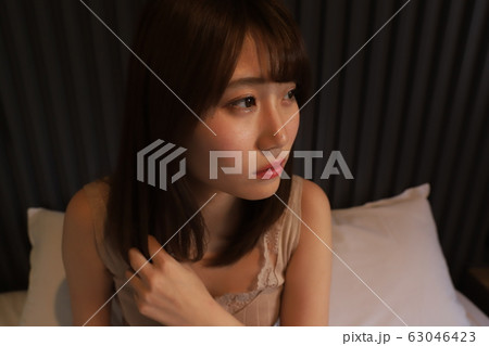 都会で一人暮らしの女子大学生の日常・部屋着。寝室でくつろぐ20代女子の素顔。 都会で一人暮らしの女子大学生の日常・部屋着。寝室でくつろぐ20代女子の素顔。 63046423