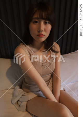 都会で一人暮らしの女子大学生の日常・部屋着。寝室でくつろぐ20代女子の素顔。 63046425