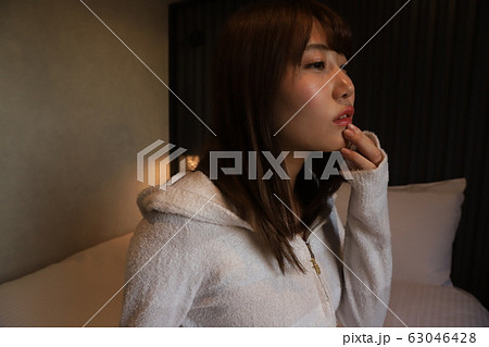 都会で一人暮らしの女子大学生の日常・部屋着。寝室でくつろぐ20代女子の素顔。 都会で一人暮らしの女子大学生の日常・部屋着。寝室でくつろぐ20代女子の素顔。 63046428