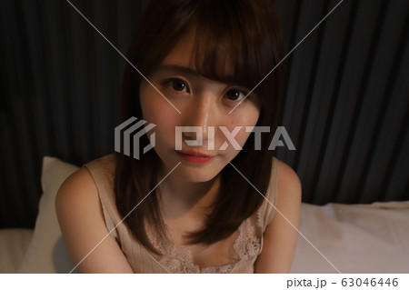 都会で一人暮らしの女子大学生の日常・部屋着。寝室でくつろぐ20代女子の素顔。 都会で一人暮らしの女子大学生の日常・部屋着。寝室でくつろぐ20代女子の素顔。 63046446